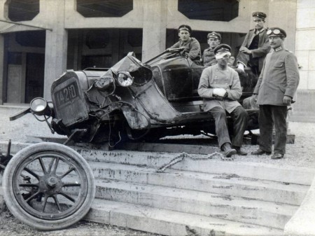 Injured driver & badly damaged vehicle from Kraftwagen Depot München, June 1915
